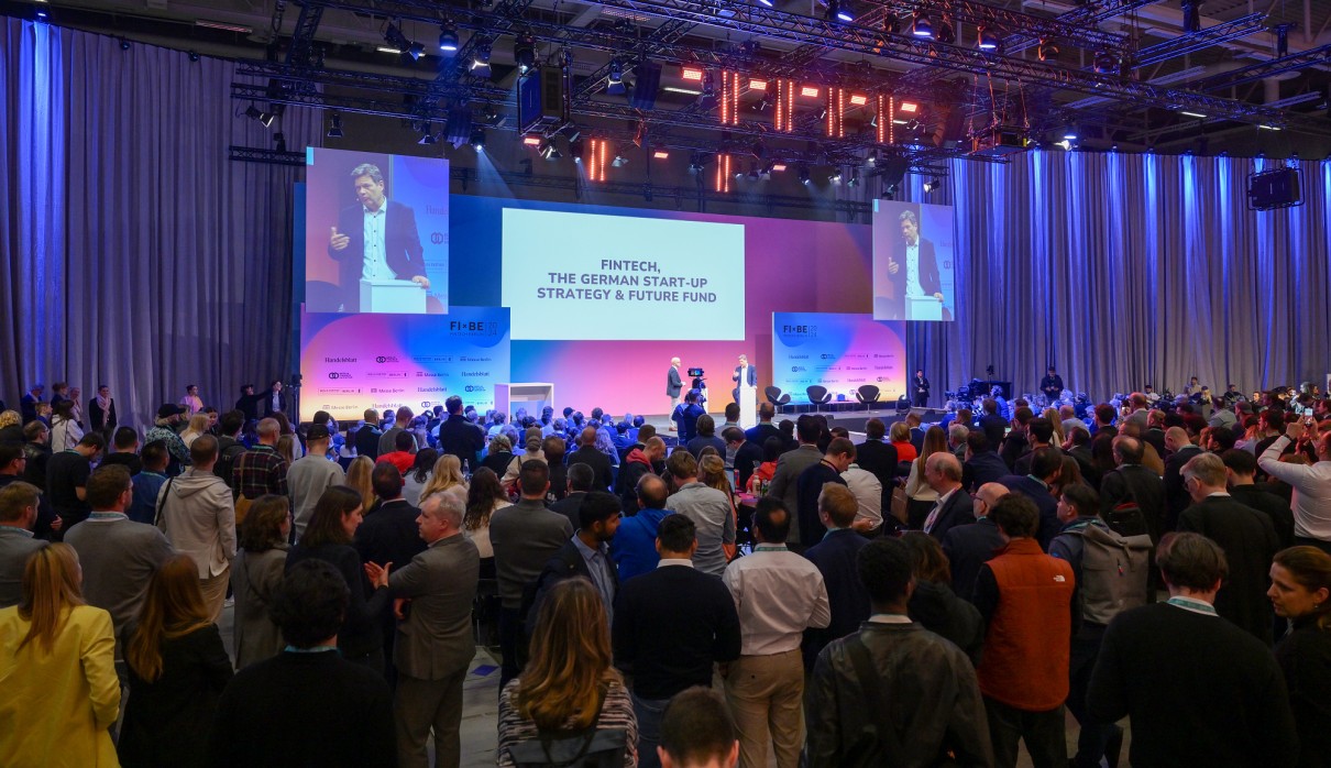 Robert Habeck stands behind a podium on a stage and speaks.